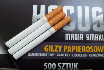 Сигаретные гильзы HOCUS — это проверенные высококачественные продукты.    Прочные,   с фильтром высокого качества.   Они прекрасно сохраняют вкус табака,   в то же время уменьшая содержание вредных веществ.   Подходят для всех видов машинок и станков для набивки сигарет.  Характеристики:  — упаковка 500 шт.   гильз
— размеры гильзы 8,  5 см (стандартная сигарета)  — фильтрующий картридж 1,  5 см
— фильтр 2,  5 см
Страна производитель Польша